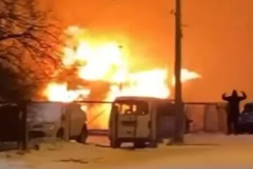 Масштабный пожар вспыхнул в Киеве, огонь охватил все здание: видео с места ЧП