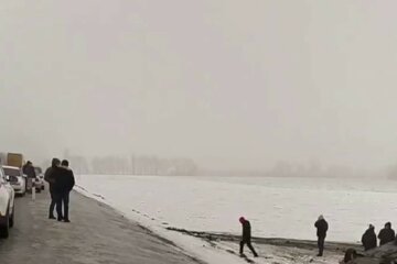 Машина злетіла зі слизької дороги в поле і перекинулася: кадри з місця