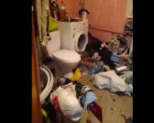 Семья превратила комнату в общежитии в помойку, а жизнь соседей в ад: видео бардака из Одессы