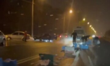 Дорогу "засипало" куркою в Харкові, відео: люди кинулися збирати