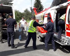 Взрыв в Карпатах унес жизни туристов: полиция нашла обломки снарядов, кадры с места