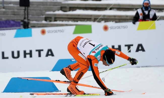 Спортсмен поразил своим «талантом» ездить на лыжах — видео