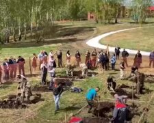 В России на скорость копали могилы ради денежного приза: кадры странного соревнования