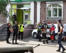Женщина воровалась в банк с пистолетом и "коктейлем Молотова": первые кадры ЧП в Киеве