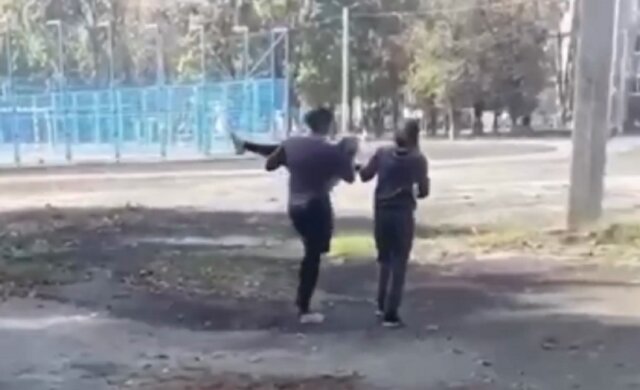 В Харькове учителя силой тащили девочку в школу, видео: "Что за новый метод воспитания?"
