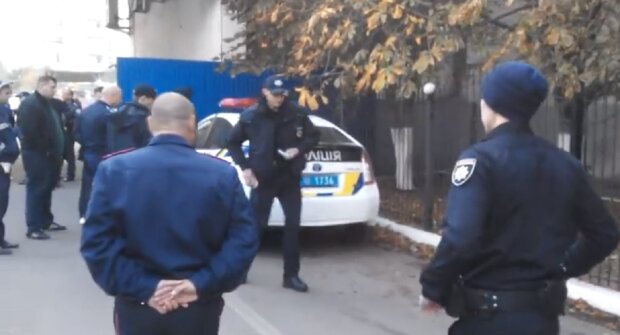 Мати вирішила накласти на себе руки в одній квартирі з дітьми: копи кинулися на допомогу