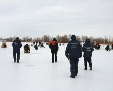 У Києві із затоки Дніпра дістали тіло чоловіка: застряг у проломі льоду