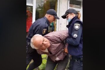 Всплыли подробности избиения копами дедушки из Черновцов: "грозит 8 лет тюрьмы"