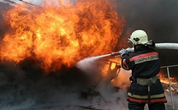 В Киеве срочная эвакуация: горит большой ТРЦ, дым столбом до небес