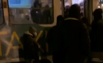 Пожилой мужчина выпал из трамвая в Харькове: видео и детали происшествия