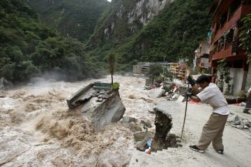 Шокирующие кадры бедствия в Перу: поток грязи смывает города — фото, видео