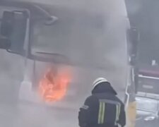 В Киеве на дороге полыхает фура, город стоит в пробке: видео момента ЧП