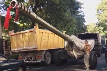 Военный грузовик попал в аварию в центре Одессы, движение остановлено: видео эпичного ДТП