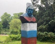 Вандали розфарбували пам'ятник Шевченку в російський триколор: кадри безчинств
