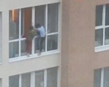 В Киеве дети устроили опасные для жизни игры на балконе: "Вот так развлекаются", кадры