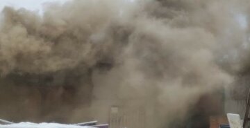 К месту ЧП на Харьковщине слетелись десятки спасателей: "в огне 100 кв.метров"
