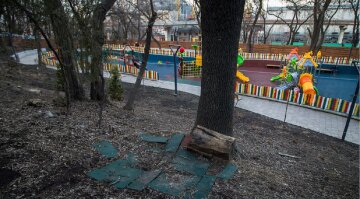 Опасность нависла над одесситами в центре города, фото: "рядом детская площадка"