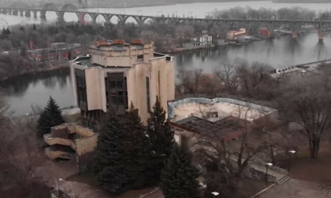 Парк Шевченка в Дніпрі розвалюється на очах: "покинутий ресторан, сміття..."