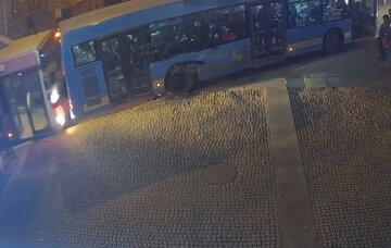 Автобусы с пассажирами столкнулись в центре Днепра: кадры с места