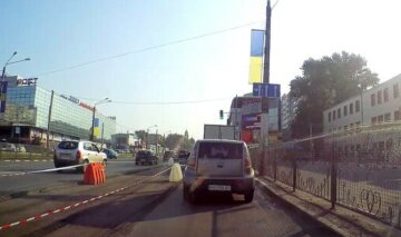Эпический "ремонт" дороги в Харькове показали в сети, фото: "забыли убрать"