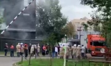 Столб дыма и срочная эвакуация: в Киеве горит супермаркет, первые подробности и кадры с места