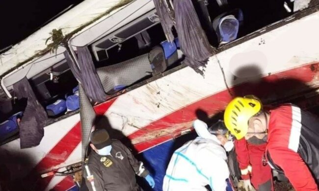 Автобус злетів з траси, 18 жертв і 25 постраждалих: фото фатальних наслідків