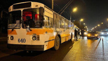 Тролейбус наробив біди у Кривому Розі, кадри: легковик проїжджав повз