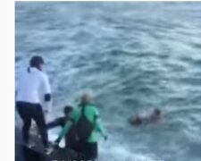 "Рождественское чудо": одесситы героически спасли женщину, которая тонула в море, видео