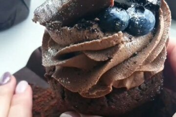 Изумительный вкус и вид: рецепт сладких кексов с шоколадным кремом к чаю или кофе