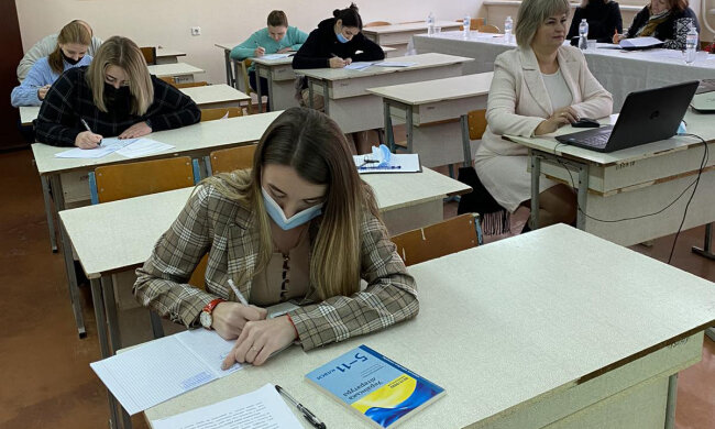 Загрожує в'язниця до двох років: у Дніпрі хлопець вирішив скласти іспит за одного і поплатився