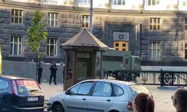 Масштабний бунт в центрі Києва: до Кабміну стягують силовиків, кадри подій