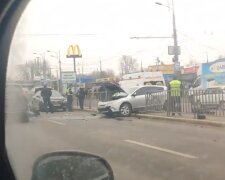 "Авто сильно пом'яло": водій невдало розвернувся, влаштувавши масштабне ДТП, кадри аварії