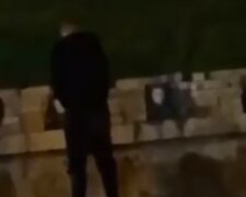 Неадекват справил нужду на мемориал Героев Небесной сотни в Киеве, видео: "грозит до пяти лет"