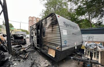 Чоловік спалив гуманітарку для переселенців в Одесі, кадри: "Кілька разів відвідував волонтерський центр"