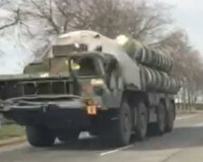 Колонна військових вантажівок помічена на трасі, епічне відео: "На Одесу"