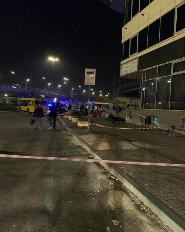 В Киеве автобус снес остановку, полную людей, фото: есть жертвы