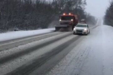 Вьюги обрушились на Харьковщину, на дорогах переметы: кадры непогоды в области