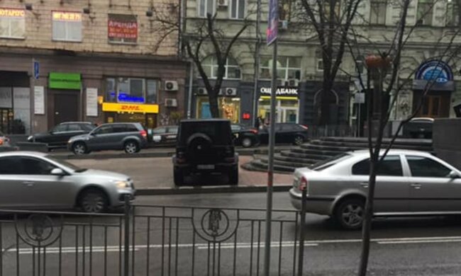 Цинічне покарання водія Гелендвагена в Києві потрапило в кадр: "Прямо на капоті"
