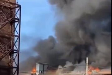 Новый сильный пожар бушует в россии: улицы затянуло черным дымом, фото