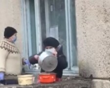 Больных коронавирусом украинцев кормят через окно палаты: скандальное видео