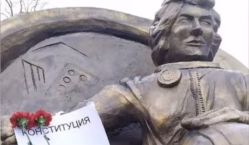 У РФ "зліпили" пам'ятник Терешковій після послуги Путіну, фото: "Поруч обнульониш проситься"