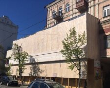 Під житловим будинком у центрі Києва вирили величезну прірву, налякавши людей: "з'явилися тріщини і..."