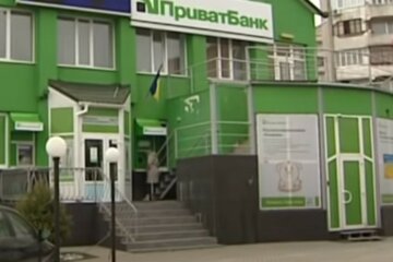ПриватБанк розриває договори в односторонньому порядку, клієнти в подиві: "Зверніться в..."