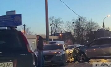 Масштабная авария в Харькове: столкнулись шесть машин, кадры с места ДТП