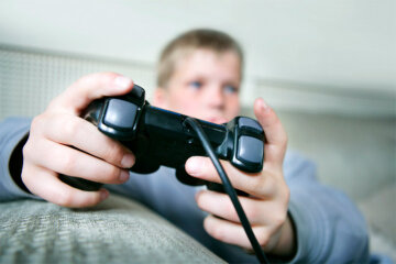 Підійшов ззаду і вбив: 9-річний хлопчик жорстоко розправився з сестрою через відеоігри