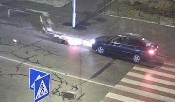 У Києві машина на швидкості збила жінку на пішохідному переході: відео моменту ДТП