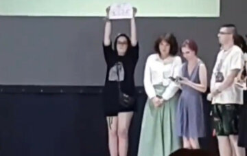 "На що перетворили країну?": у Росії випускниця влаштувала антивоєнну акцію прямо на сцені