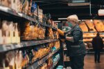 Ціни на необхідні продукти в Україні поповзуть вниз: названо терміни і причини
