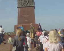 Одесити перетворили меморіал на Алеї Слави на мангал: кадри дикого шабаша