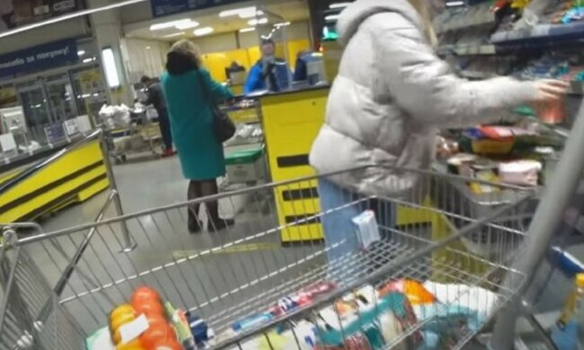 "Набрав два пакети": у Харкові чоловік обікрав магазин і хотів застрелити охоронця